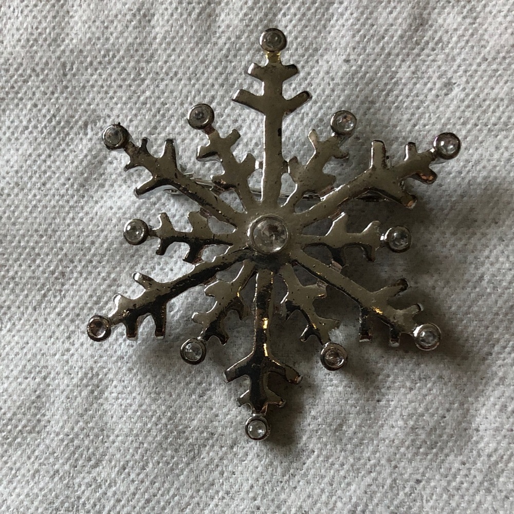 Chic Silver Snowflake Brooch